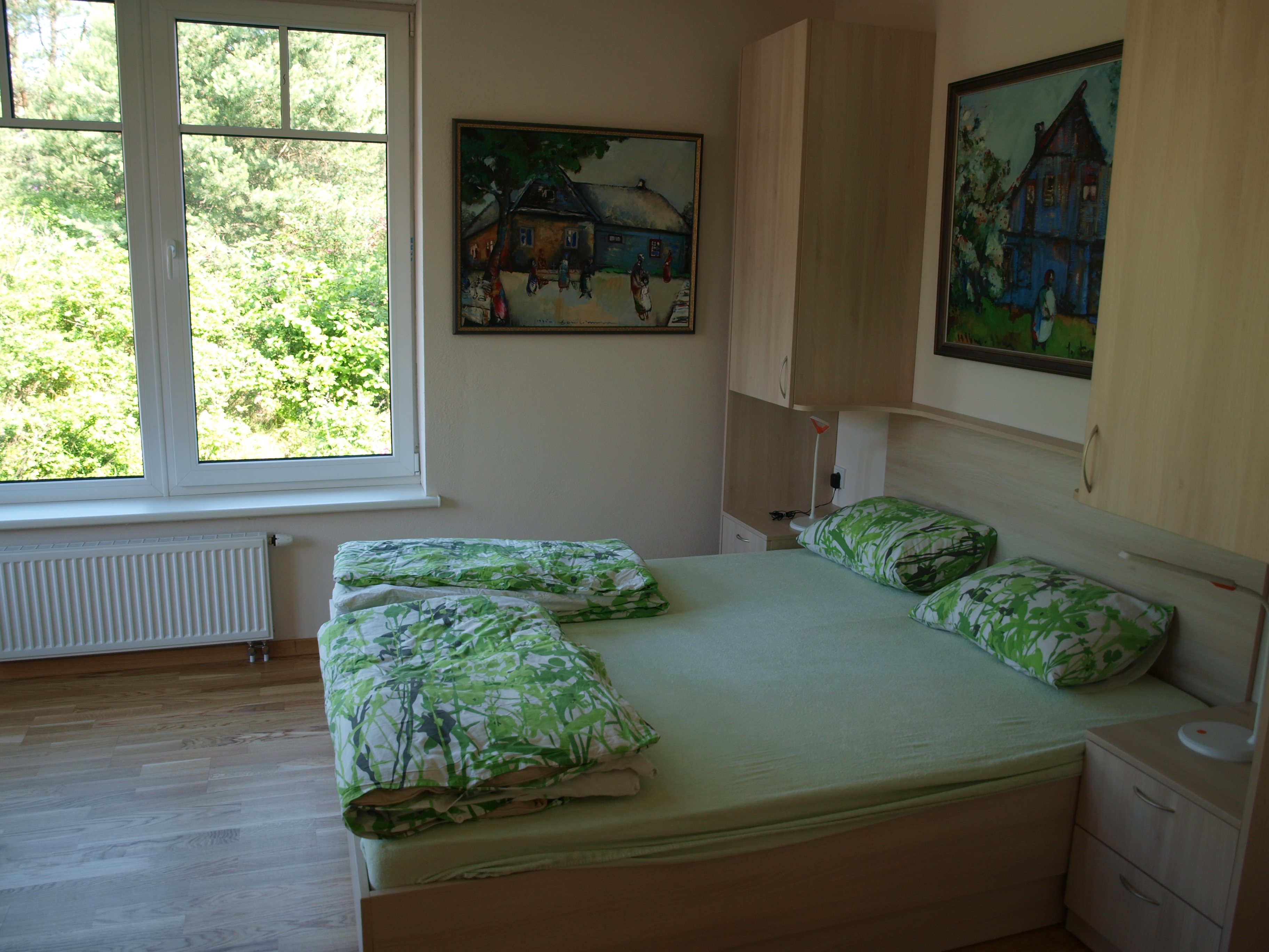 Apartment mit Terrasse – Schlafzimmer mit Blick ins Grüne