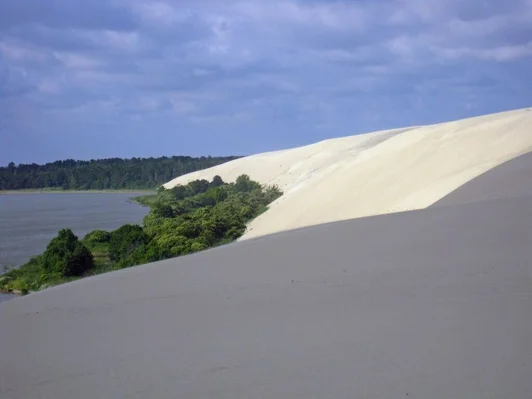 Helle Sanddünen, Wald und Haff auf der Kurischen Nehrung
